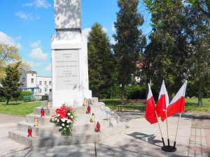 delegacja przed pomnikiem